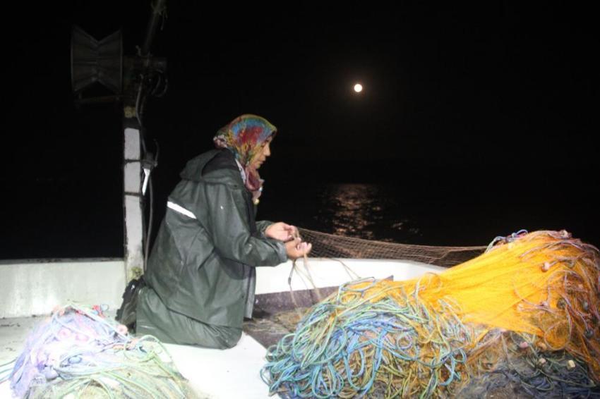 Sayıları azalsa da onlar vazgeçmiyor! Tekne kullanıp ağ atıyorlar, 70 yıllık geleneği yaşatıyorlar: İşte Karadeniz'in deniz kadınları