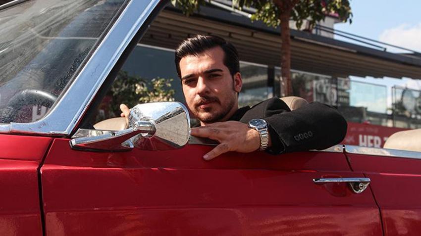 Adanalı Eşref Tek sosyal medyada gündem oldu! Klasik otomobiliyle Çağatay Ulusoy'u aratmıyor