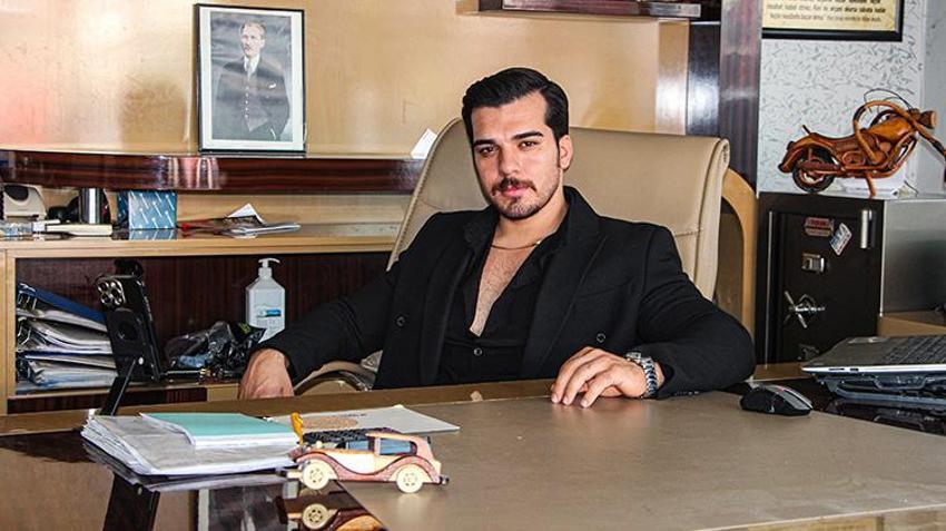 Adanalı Eşref Tek sosyal medyada gündem oldu! Klasik otomobiliyle Çağatay Ulusoy'u aratmıyor