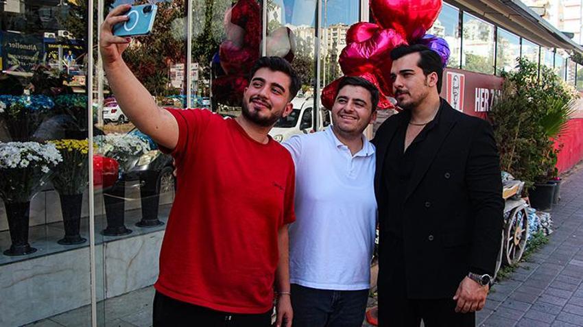 Adanalı Eşref Tek sosyal medyada gündem oldu! Klasik otomobiliyle Çağatay Ulusoy'u aratmıyor