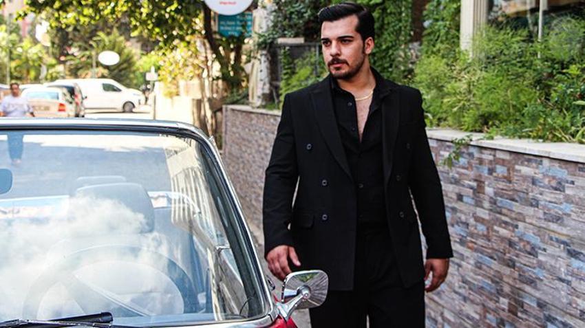 Adanalı Eşref Tek sosyal medyada gündem oldu! Klasik otomobiliyle Çağatay Ulusoy'u aratmıyor