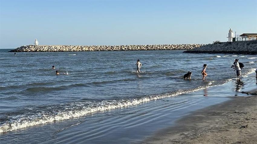 Adanalı 'bitti' demeden bitmez! Deniz sezonunu kapatmadılar, termometreler 33 dereceyi gösterince ekimde plaja koştular