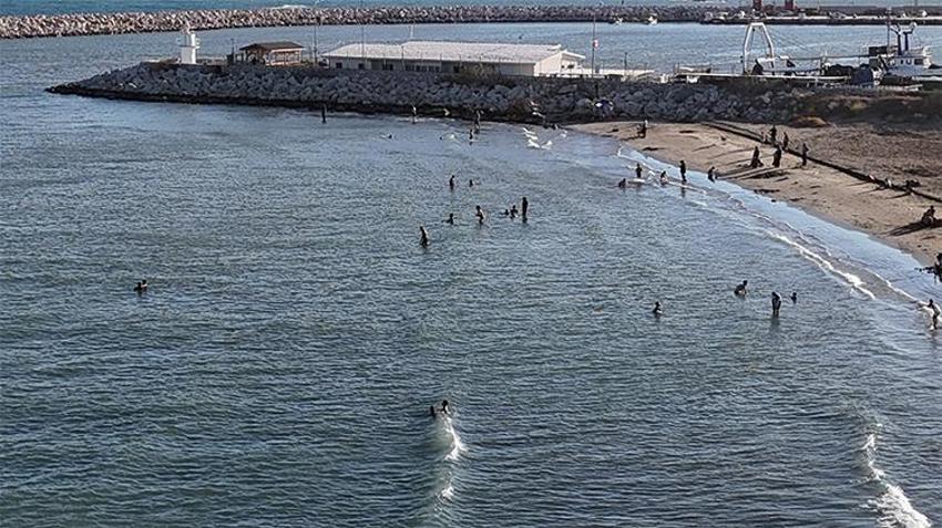 Adanalı 'bitti' demeden bitmez! Deniz sezonunu kapatmadılar, termometreler 33 dereceyi gösterince ekimde plaja koştular