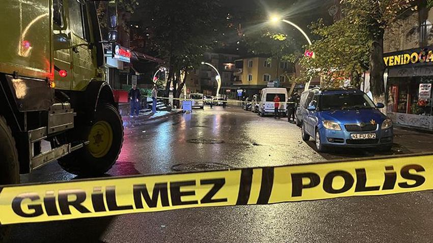 İzmit'te jiletli saldırgan vurularak öldürüldü! Etrafına toplanan kalabalık silah sesiyle şoke oldu