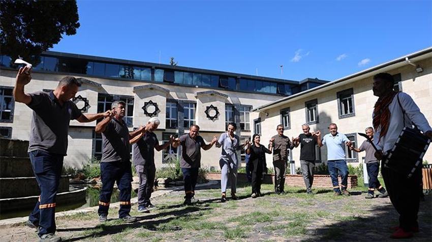 Adana Kozan'da şikayetler azaldı, belediye işçileri primle ödüllendirildi
