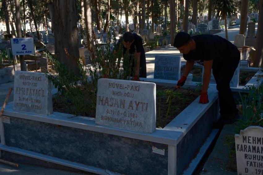 Bursa onları konuşuyor! Her şey anneannelerinin ölümüyle başladı! Mezarlıkta fenomen oldular!