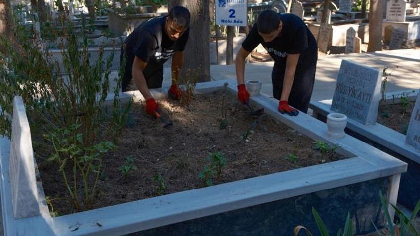 Bursa onları konuşuyor! Her şey anneannelerinin ölümüyle başladı! Mezarlıkta fenomen oldular!