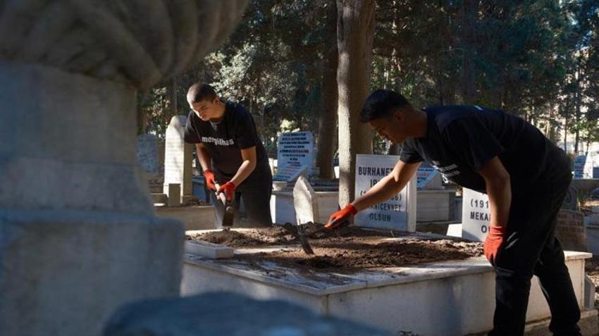 Bursa onları konuşuyor! Her şey anneannelerinin ölümüyle başladı! Mezarlıkta fenomen oldular!