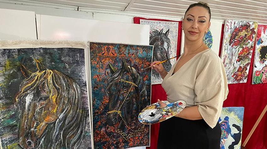 Sivaslı öğretmen, Anadolu halılarını tuvale dönüştürdü: Geleneksel motifleri modernize etti