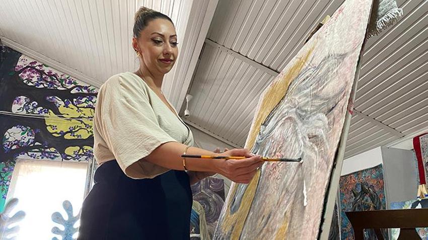 Sivaslı öğretmen, Anadolu halılarını tuvale dönüştürdü: Geleneksel motifleri modernize etti