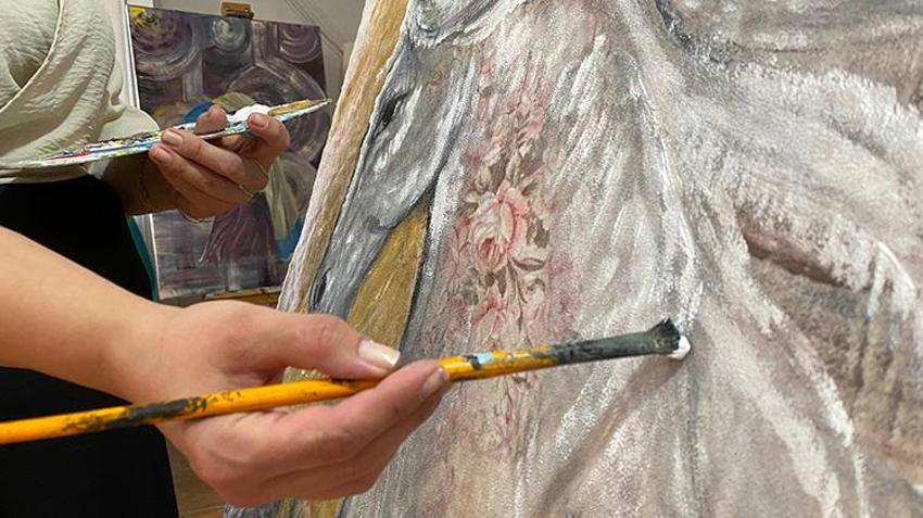 Sivaslı öğretmen, Anadolu halılarını tuvale dönüştürdü: Geleneksel motifleri modernize etti