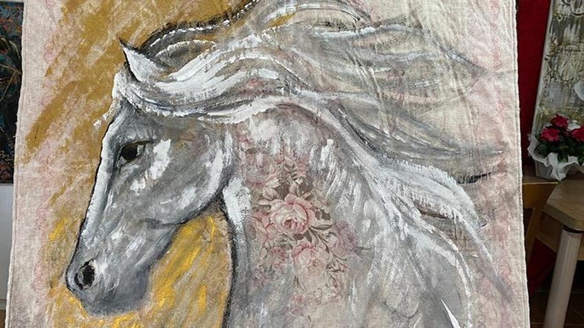 Sivaslı öğretmen, Anadolu halılarını tuvale dönüştürdü: Geleneksel motifleri modernize etti