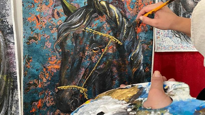 Sivaslı öğretmen, Anadolu halılarını tuvale dönüştürdü: Geleneksel motifleri modernize etti