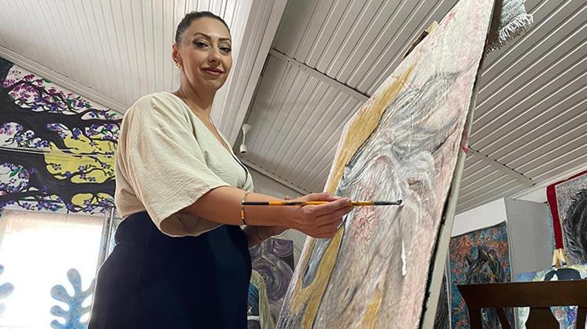 Sivaslı öğretmen, Anadolu halılarını tuvale dönüştürdü: Geleneksel motifleri modernize etti