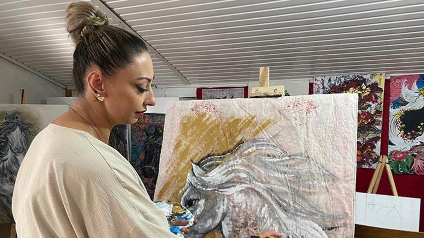 Sivaslı öğretmen, Anadolu halılarını tuvale dönüştürdü: Geleneksel motifleri modernize etti