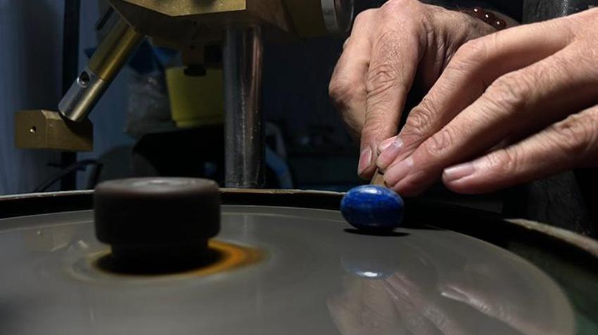 Bursalı vatandaş ekmeğini taştan çıkarıyor! 40 yıldan beri doğadan taş topluyor