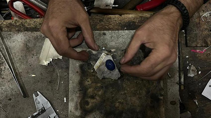 Bursalı vatandaş ekmeğini taştan çıkarıyor! 40 yıldan beri doğadan taş topluyor