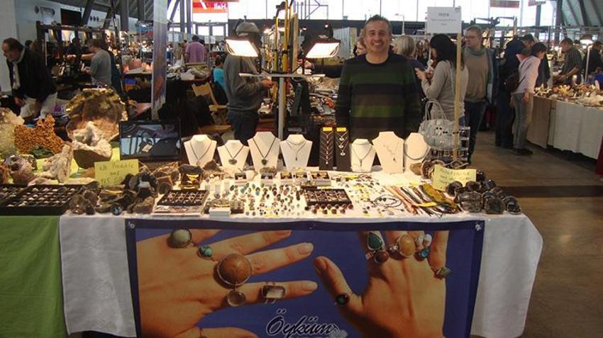 Bursalı vatandaş ekmeğini taştan çıkarıyor! 40 yıldan beri doğadan taş topluyor