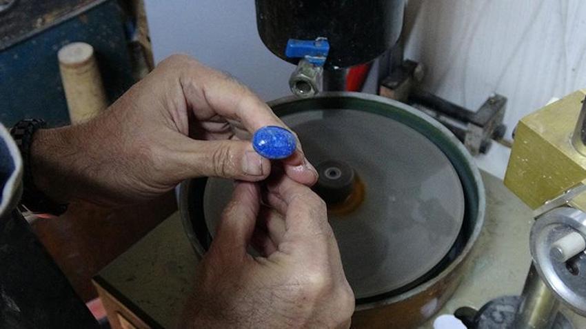 Bursalı vatandaş ekmeğini taştan çıkarıyor! 40 yıldan beri doğadan taş topluyor