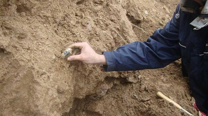 Bursalı vatandaş ekmeğini taştan çıkarıyor! 40 yıldan beri doğadan taş topluyor