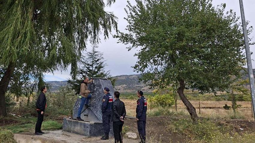Eskişehir'de şehidin hatırasına çirkin saldırı! Türk bayrağı ve şehidin fotoğrafı tahrip edildi