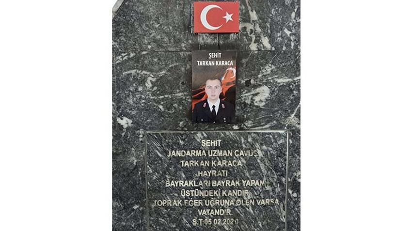 Eskişehir'de şehidin hatırasına çirkin saldırı! Türk bayrağı ve şehidin fotoğrafı tahrip edildi