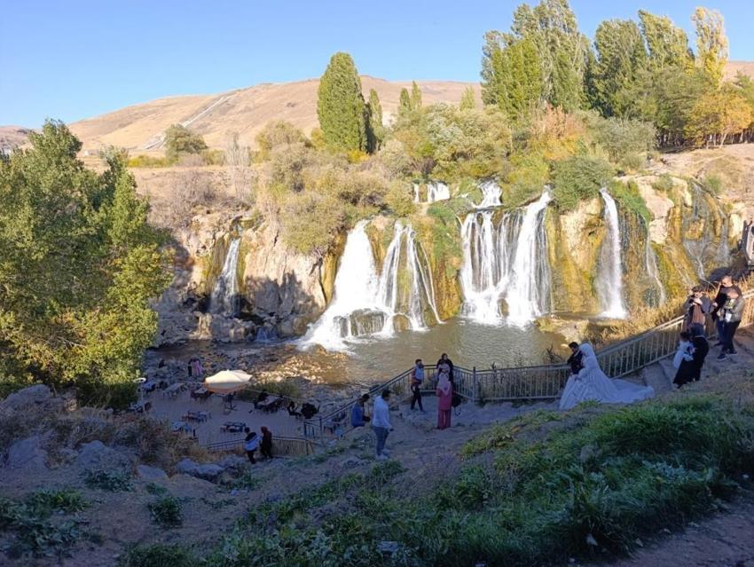 Muradiye Şelalesi dört mevsim güzelliğiyle ziyaretçi akınına uğruyor! İranlı turistler hayran kaldı!