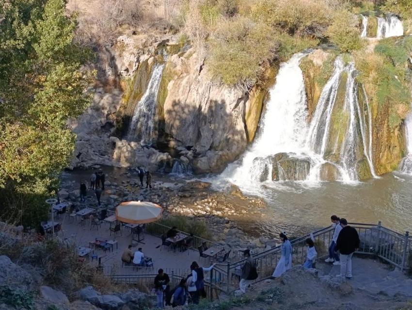 Muradiye Şelalesi dört mevsim güzelliğiyle ziyaretçi akınına uğruyor! İranlı turistler hayran kaldı!