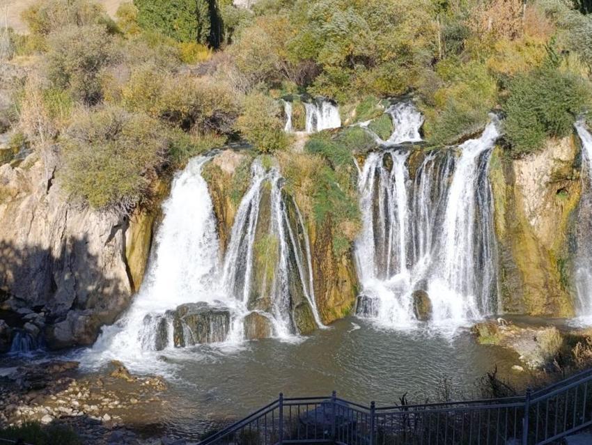 Muradiye Şelalesi dört mevsim güzelliğiyle ziyaretçi akınına uğruyor! İranlı turistler hayran kaldı!