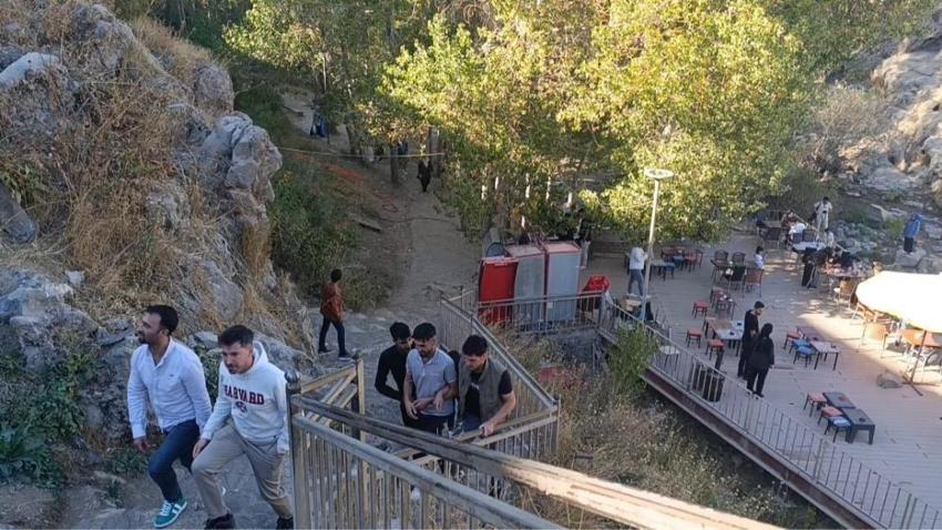 Muradiye Şelalesi dört mevsim güzelliğiyle ziyaretçi akınına uğruyor! İranlı turistler hayran kaldı!