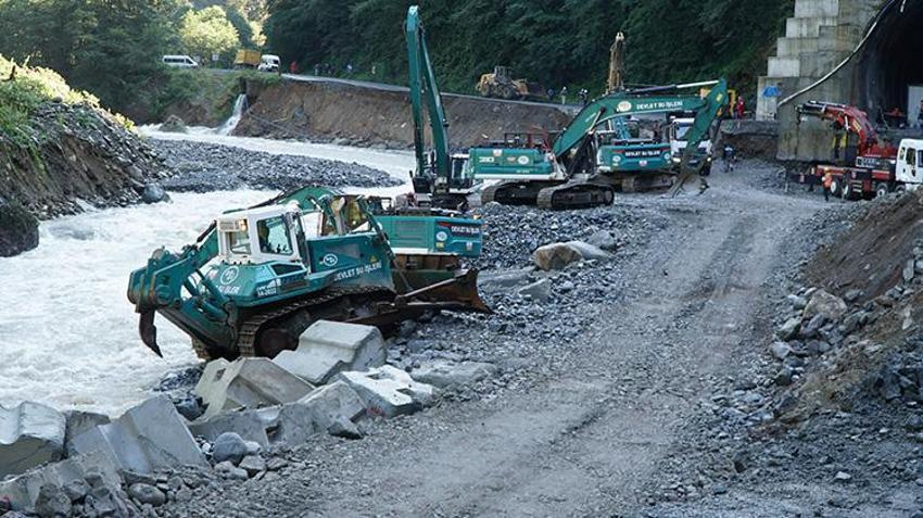 Rize'de sel ve heyelanın maliyeti ortaya çıktı! Vali Baydaş acı bilançoyu açıkladı: '1977 yılından beri en yüksek yağış'