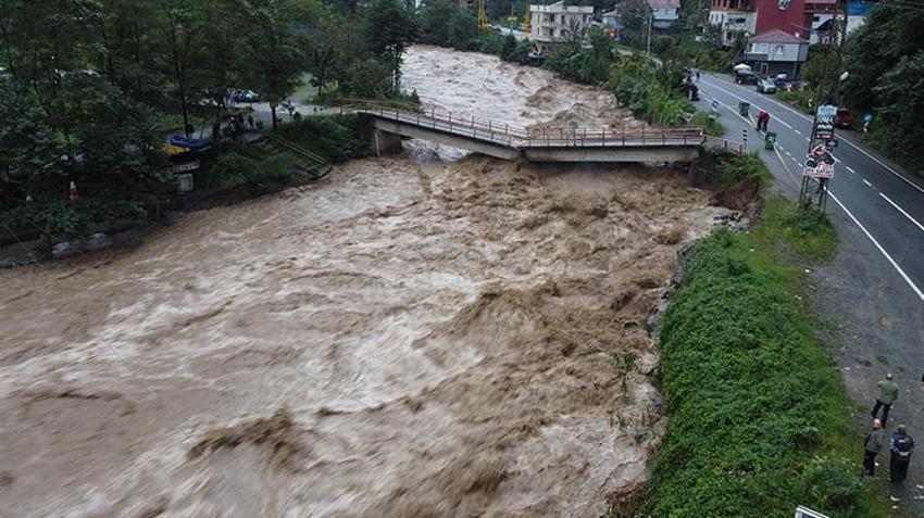 Rize'de sel ve heyelanın maliyeti ortaya çıktı! Vali Baydaş acı bilançoyu açıkladı: '1977 yılından beri en yüksek yağış'