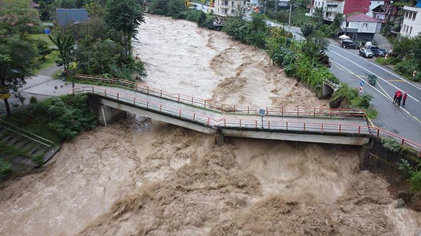 Rize'de sel ve heyelanın maliyeti ortaya çıktı! Vali Baydaş acı bilançoyu açıkladı: '1977 yılından beri en yüksek yağış'