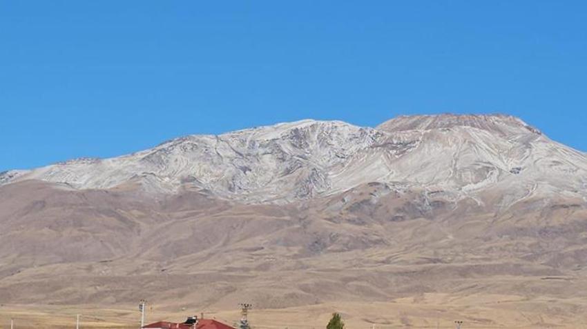 Bitlis'te yılın ilk karı yağdı! Türkiye'nin en yüksek üçüncü dağı beyaza büründü