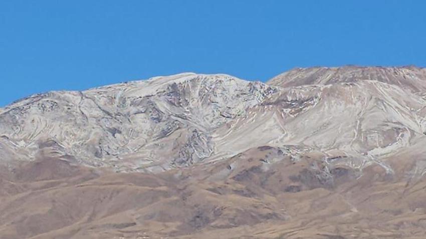 Bitlis'te yılın ilk karı yağdı! Türkiye'nin en yüksek üçüncü dağı beyaza büründü