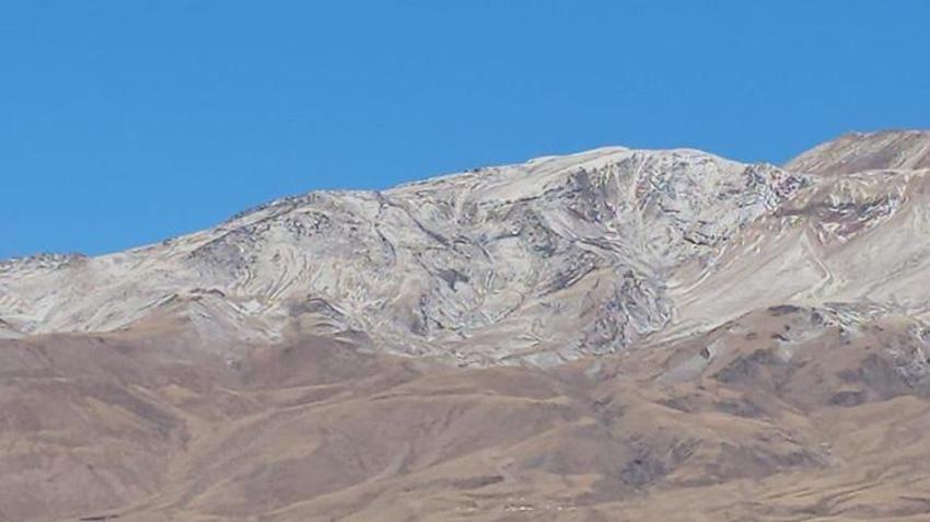 Bitlis'te yılın ilk karı yağdı! Türkiye'nin en yüksek üçüncü dağı beyaza büründü