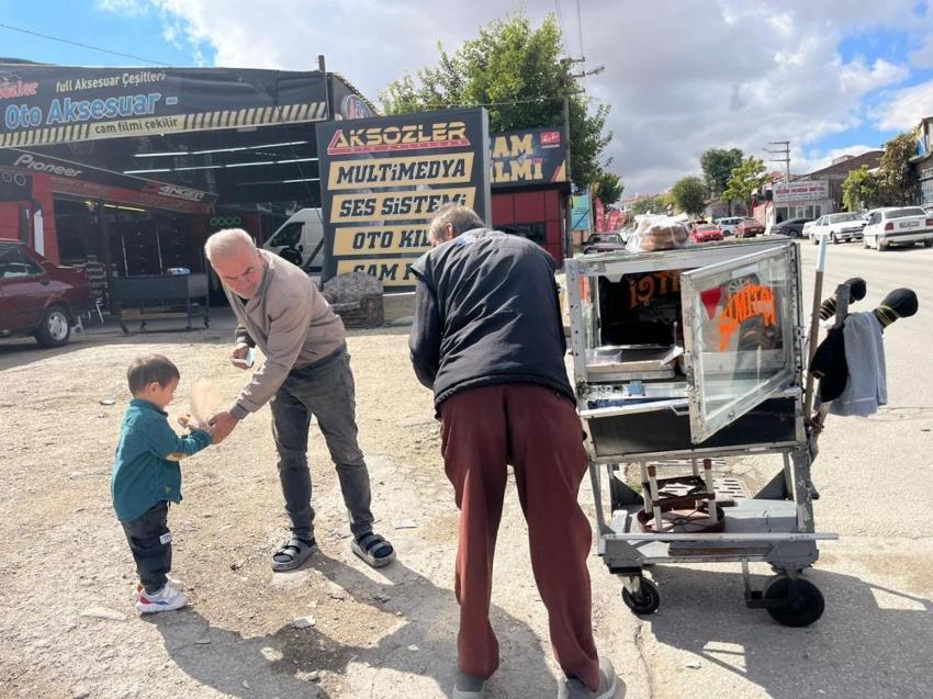 Yürümekte güçlük çekiyor ama pes etmiyor: Eskişehirli babanın azmi örnek oldu