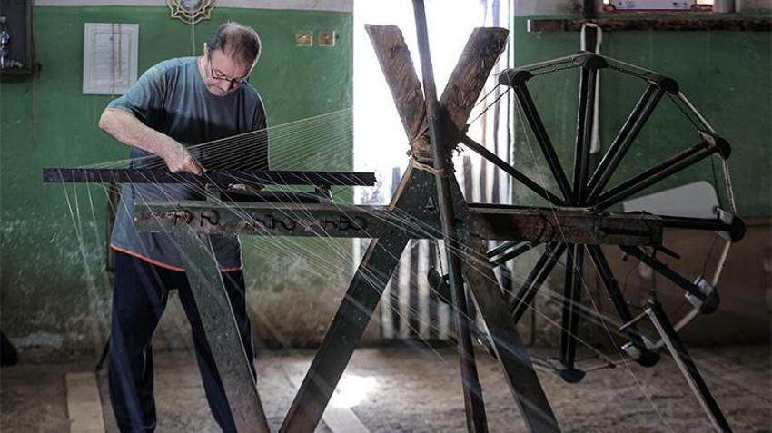 Bursa'da 700 yıllık sanatın son temsilcisi: Bu işi ondan başka yapan kimse kalmadı! 53 yıldır ipeği ipliğe çevirmek için 20 kilometre koşuyor