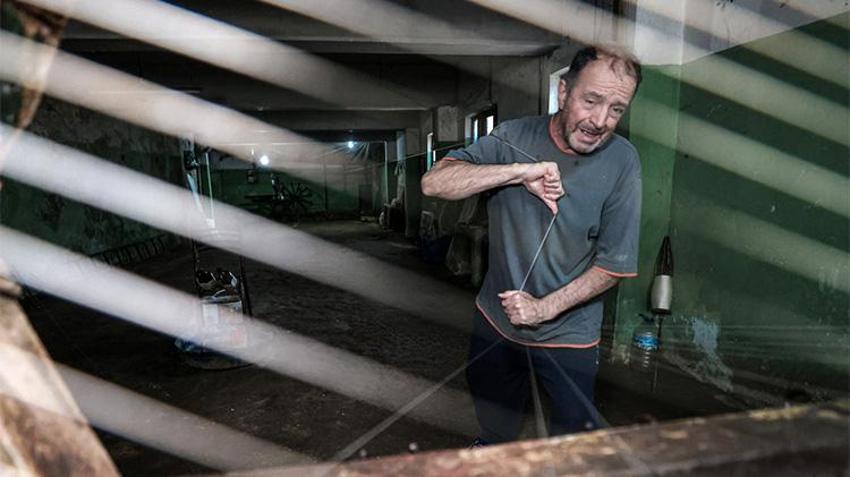 Bursa'da 700 yıllık sanatın son temsilcisi: Bu işi ondan başka yapan kimse kalmadı! 53 yıldır ipeği ipliğe çevirmek için 20 kilometre koşuyor