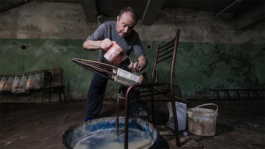 Bursa'da 700 yıllık sanatın son temsilcisi: Bu işi ondan başka yapan kimse kalmadı! 53 yıldır ipeği ipliğe çevirmek için 20 kilometre koşuyor