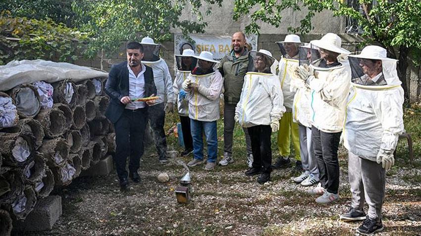 Giresunlu turistler Van'da arıcı oldu! Karakovan balı hasadına katıldılar