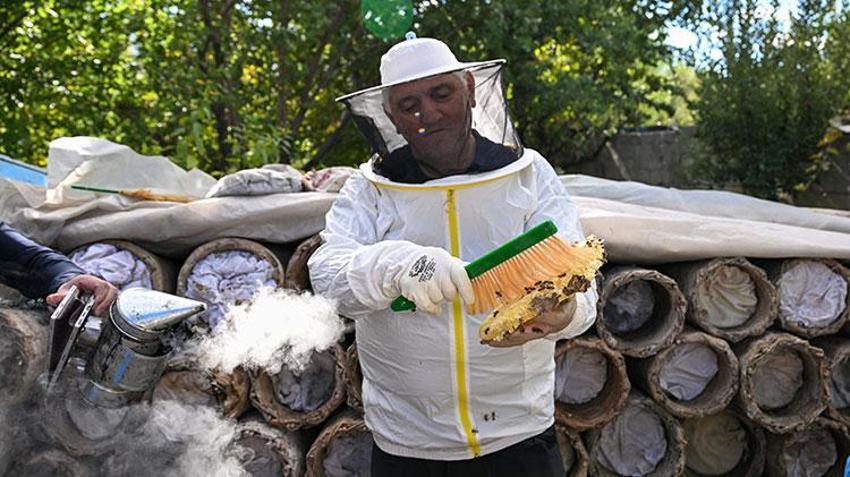 Giresunlu turistler Van'da arıcı oldu! Karakovan balı hasadına katıldılar