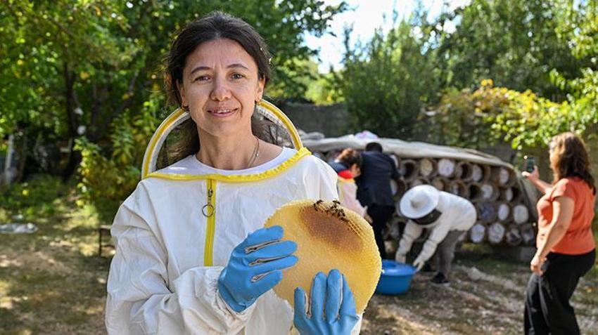 Giresunlu turistler Van'da arıcı oldu! Karakovan balı hasadına katıldılar