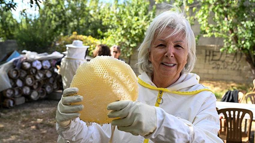 Giresunlu turistler Van'da arıcı oldu! Karakovan balı hasadına katıldılar