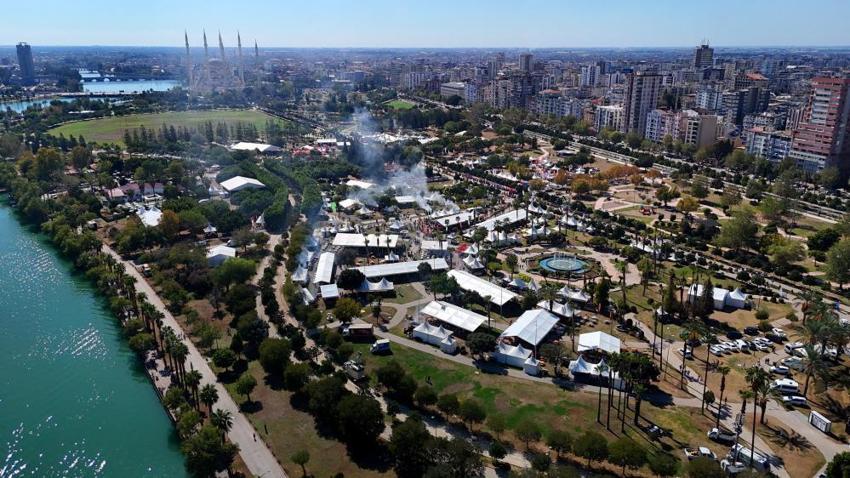 Adana Lezzet Festivali başladı! Kebap, şırdan ve şalgam iiçin Merkez Park'ta uzun kuyruklar oluştu!