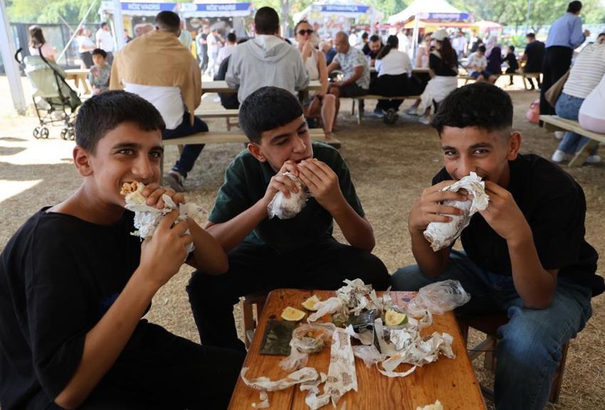 Adana Lezzet Festivali başladı! Kebap, şırdan ve şalgam iiçin Merkez Park'ta uzun kuyruklar oluştu!