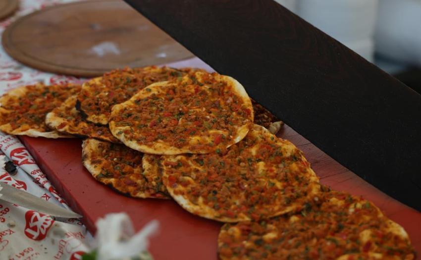 Adana Lezzet Festivali başladı! Kebap, şırdan ve şalgam iiçin Merkez Park'ta uzun kuyruklar oluştu!