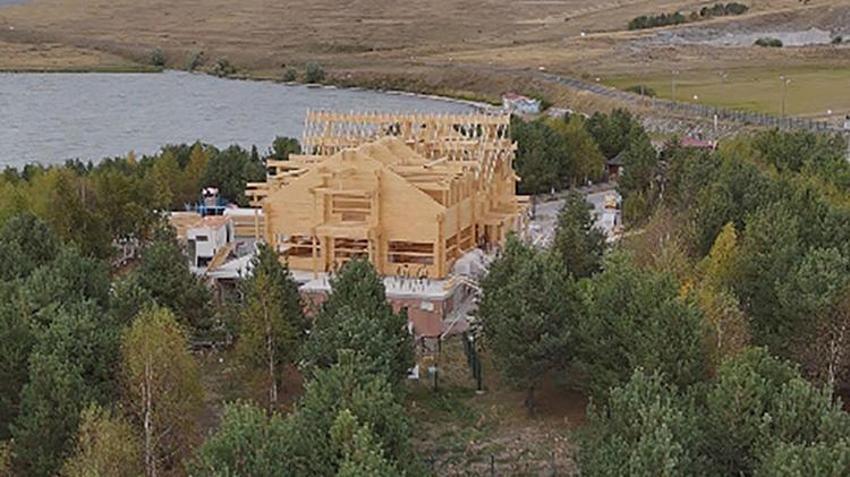 Kars'ta yeni 'kütük ev' yükseliyor! Finlandiya'dan getirilenler yandı yenileri Rusya'dan getirildi