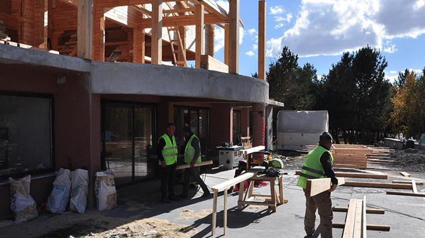 Kars'ta yeni 'kütük ev' yükseliyor! Finlandiya'dan getirilenler yandı yenileri Rusya'dan getirildi