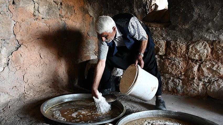 Batmanlı üreticiler mezrone üzümüyle para basıyor! Kazanlarda saatlerce kaynıyor, litresi altın değerinde!